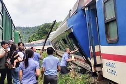 Tàu SE11 trật bánh gần đèo Hải Vân, đường sắt Bắc – Nam tê liệt