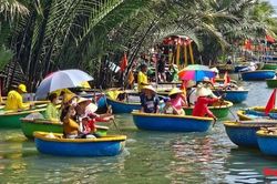 Đi thuyền thúng lọt tốp trải nghiệm trên thuyền thú vị nhất thế giới