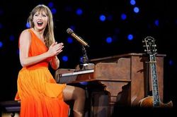 Khán giả lấp kín một ngọn đồi 'xem chùa' show diễn của Taylor Swift