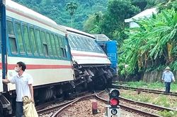 Tàu SE11 trật bánh ở Lăng Cô đã được khắc phục, thông tuyến