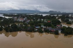 Hàng nghìn hộ dân Hà Nội vẫn ngập trong nước lũ sông Bùi