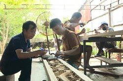 Nghệ nhân 'nặng tình' với nhà gỗ cổ truyền thống