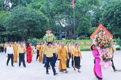 Đoàn đại biểu Đại hội MTTQ tỉnh Nghệ An dâng hương tại Khu Di tích quốc gia đặc biệt Kim Liên