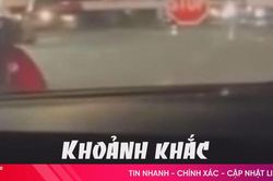 Khoảnh khắc tàu SNT5 va chạm xe bán tải khiến 5 người thương vong ở Đồng Nai