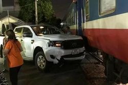 Đồng Nai: Tai nạn nghiêm trọng giữa tàu hỏa và xe bán tải, 2 người tử vong