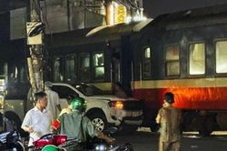 Nguyên nhân xe bán tải đâm tàu hỏa khiến 5 người thương vong ở Đồng Nai