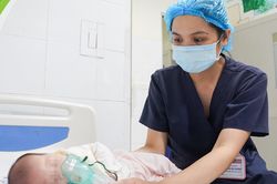 Bé gái 24 ngày tuổi mắc ho gà do sự chủ quan của mẹ