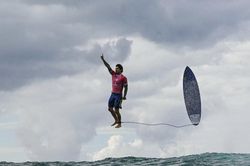 Bức ảnh chụp VĐV đứng trên không trung ăn mừng gây sốt ở Olympic, khiến nhiều người nghi ngờ là dùng Photoshop