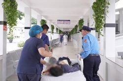 Đi cấp cứu sau khi thường xuyên uống hoa đu đủ ngâm mật ong