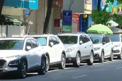 Đỗ xe ở ngay biển cấm trên phố Hào Nam