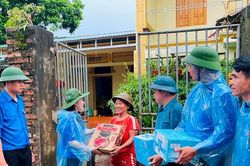 Trao nhiều phần quà thiết thực tặng bà con Quốc Oai và Chương Mỹ