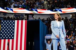 Bà Harris thách thức ông Trump