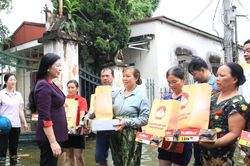 Hà Nội: lãnh đạo MTTQ TP thăm, tặng quà người dân vùng 'rốn lũ' Chương Mỹ