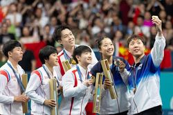 VĐV của Triều Tiên và Hàn Quốc chụp ảnh selfie trên bục nhận giải, CĐV khen ngợi: 'Tinh thần thực sự của Olympic là đây'