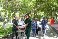 Đưa hai bệnh nhân nặng từ Trường Sa về đất liền điều trị