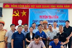 Đội CSGT đường bộ số 5 tuyên truyền pháp luật về ATGT tại Nhà máy bê tông trên địa bàn huyện Nghi Lộc