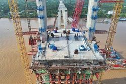 Sau nhiều năm thi công, cầu Rạch Miễu 2 được căng dây văng đầu tiên