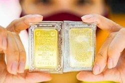Vàng thế giới thẳng tiến qua mốc 2.400 USD/ounce, trong nước vẫn đứng yên