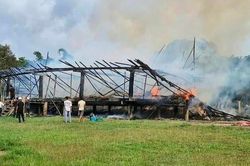 'Bà hỏa' thiêu rụi nhà rông ở Gia Lai