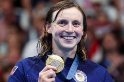 Nữ kình ngư thiết lập kỷ lục mới chưa từng có trong lịch sử Olympic, chinh phục mọi cột mốc trên đường đua xanh