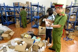 Phát hiện kho mỹ phẩm nhập lậu tiền tỷ để bán online