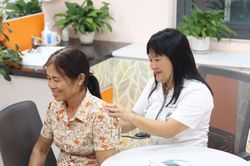Ngày đầu BV Bạch Mai khám tới 21h, người dân không phải xếp hàng chen chúc