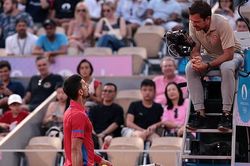 Djokovic bị la ó vì tranh cãi với trọng tài, vẫn bình tĩnh giành vé vào chung kết đơn nam Olympic 2024