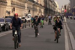 Xe đạp 'vượt' ô-tô ở Paris