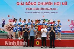 Trao thưởng Giải bóng chuyền hơi nữ tỉnh Ninh Bình năm 2024