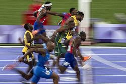 Sửng sốt với 'chiến thắng 0,005' giây của chân chạy người Mỹ tại nội dung 100m nam Olympic 2024
