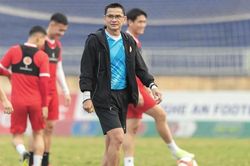 Tin nóng bóng đá Việt 5/8: 'Zico Thái' Kiatisuk trở lại HAGL, HLV Kim Sang Sik 'xem giò' cầu thủ U13