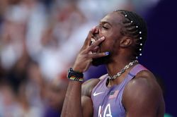 Màn khởi động nhảy lên không trung của HCV 100m nam gây sốt Olympic 2024