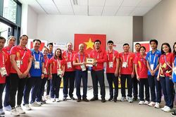 Đi xa để nhìn gần