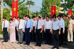 Trưởng Ban Tuyên giáo Trung ương Nguyễn Trọng Nghĩa viếng Nghĩa trang Liệt sĩ Gò Công