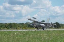 Ukraine tiếp nhận những chiếc chiến đấu cơ F-16 đầu tiên
