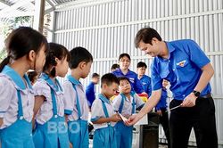 Trung ương Đoàn trao học bổng, tặng bản đồ Việt Nam cho học sinh tỉnh Bình Định
