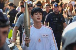 Jin BTS đứng đầu trong 'Khoảnh khắc rước đuốc Olympic Paris 2024 xuất sắc nhất'