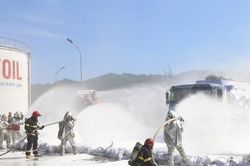 Xem diễn tập chữa cháy, ứng cứu kho xăng dầu chứa 7.000m3 nhiên liệu