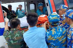 Trực thăng chở bệnh nhân chấn thương sọ não từ Trường Sa vào đất liền điều trị