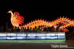Mô hình phượng hoàng lửa 'khủng'
