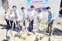 Một hộ nghèo, cả xã cùng lo
