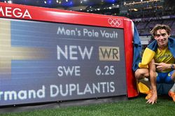 Môn nhảy sào Olympic 2024: 'Người bay' Duplantis lần thứ 9 phá kỷ lục thế giới