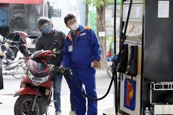 Giá xăng hôm nay có thể giảm tới 1.000 đồng/lít