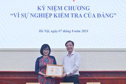 Thứ trưởng Đặng Hoàng Oanh nhận Kỷ niệm chương 'Vì sự nghiệp kiểm tra của Đảng'