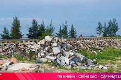 Rác 'quây' cả tuyến sông, đê biển ở Lộc Hà