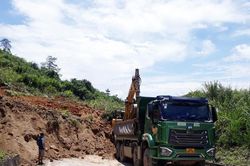 Khẩn trương thi công khắc phục điểm sạt lở trên Quốc lộ 279