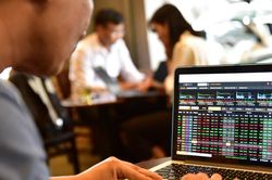 Tận dụng rung lắc để gom cổ phiếu giá rẻ, VN-Index vẫn có thể công phá mốc 1.420 điểm