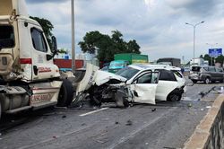 Khoảnh khắc hàng loạt ô tô đâm liên hoàn, bốc cháy trên cầu Phú Mỹ