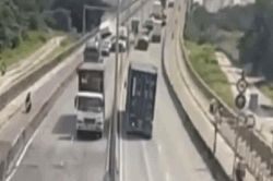 Khoảnh khắc xe tải mất lái gây tai nạn liên hoàn trên cầu Phú Mỹ