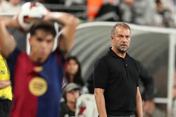 Những bài toán khó chờ Hansi Flick ở Barcelona